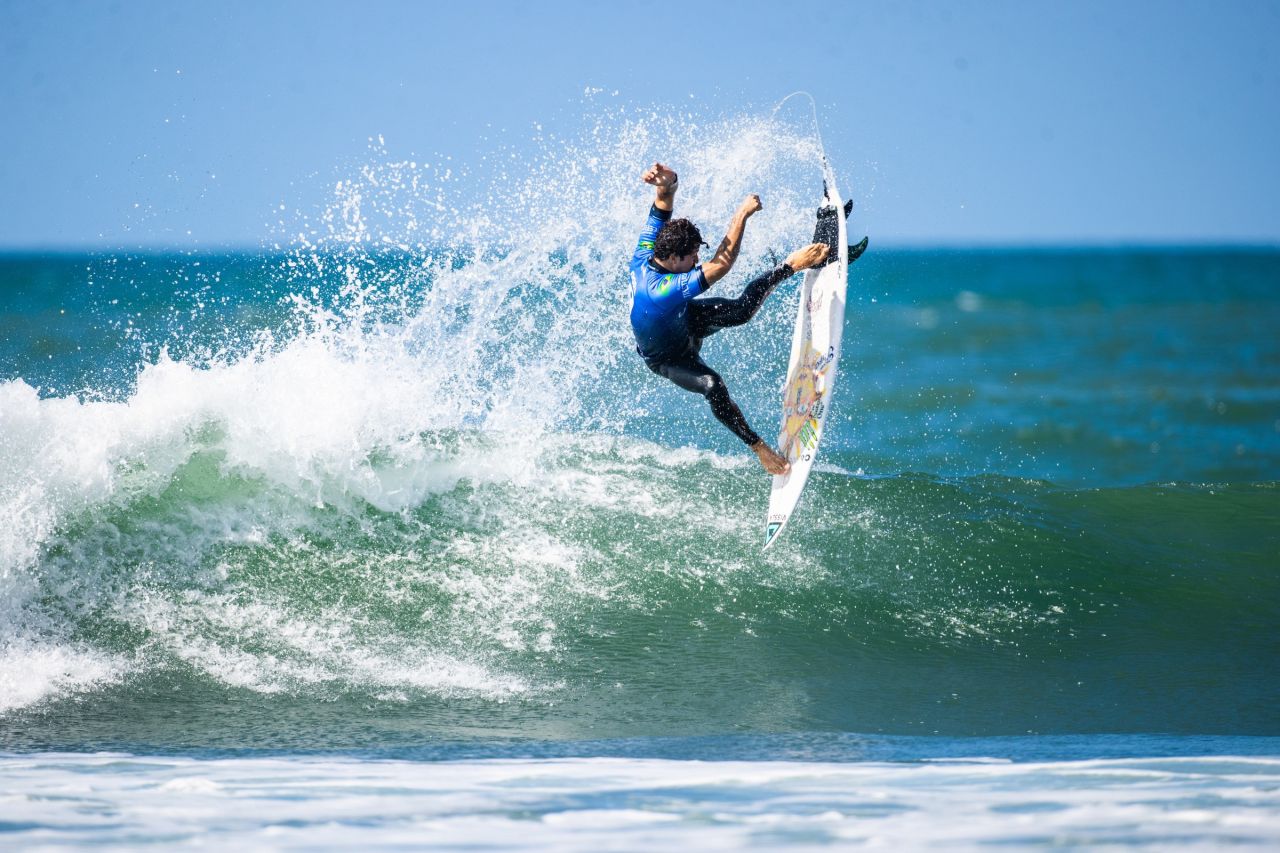 Yago Dora surfando em Trestles, Califórnia