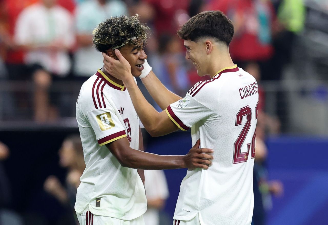 Lamine Yamal e Pau Cubarsí em ação pelo Barcelona