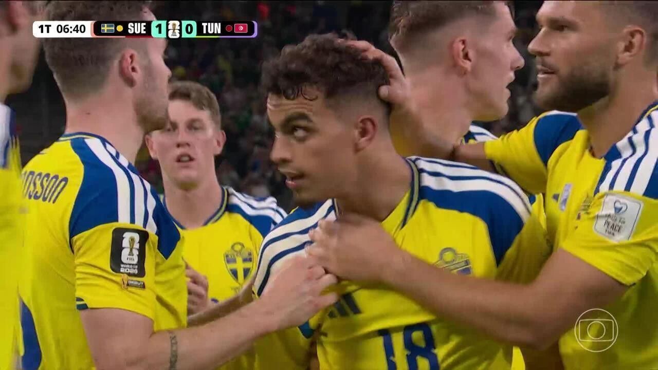 Yasin Ayari com a camisa da Suécia em campo