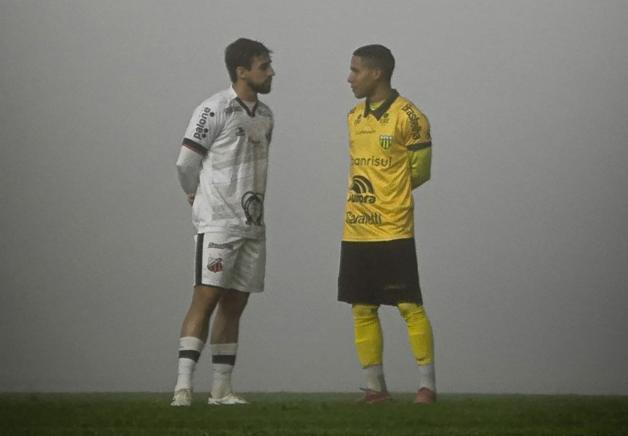 Neblina no gramado do Colosso da Lagoa durante adiamento