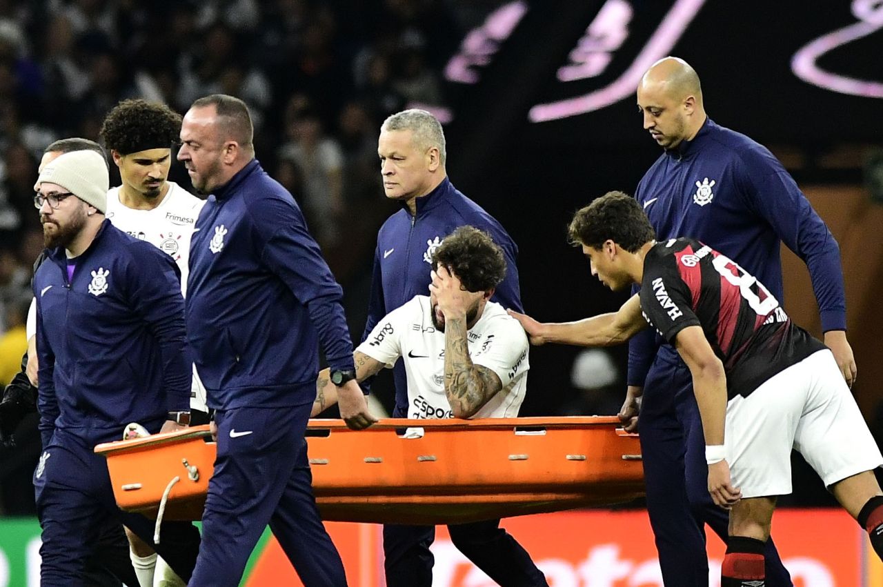 Yuri Alberto deixando o campo chorando após lesão