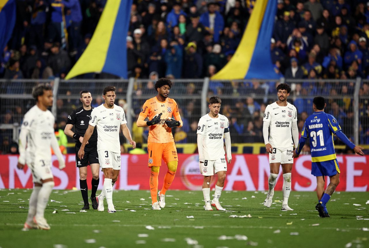 Jogadores do Corinthians em campo durante jogo na Argentina