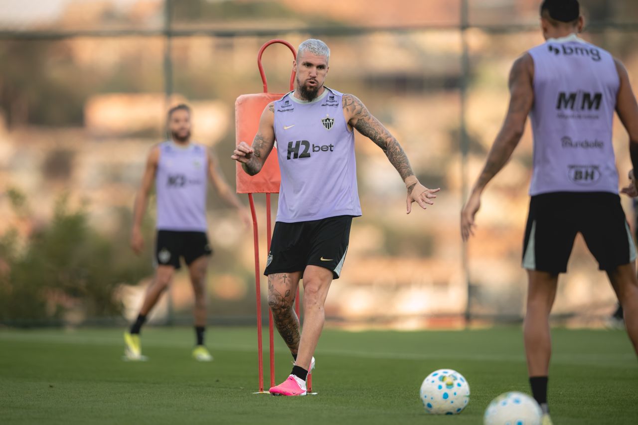 Léo Duarte disputa bola na Turquia