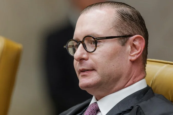 Ministro Cristiano Zanin no plenário do STF