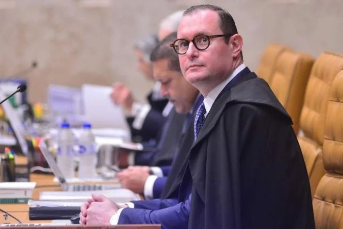 Ministro Cristiano Zanin em gabinete