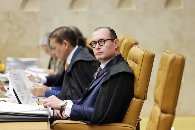 Ministro Cristiano Zanin no plenário do STF