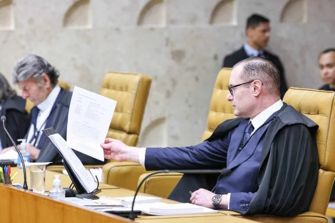 Ministro Cristiano Zanin no plenário do STF