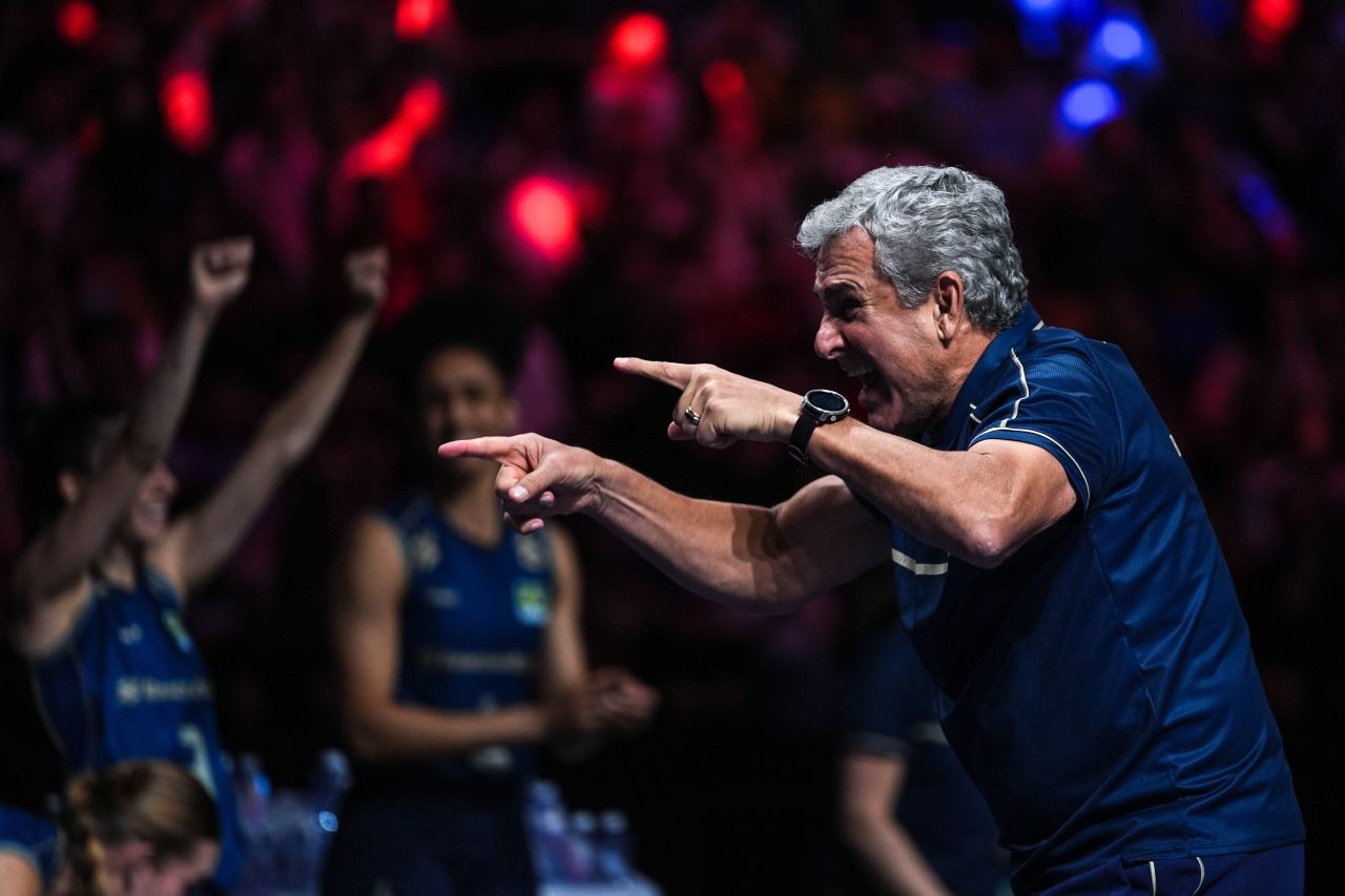 José Roberto Guimarães em quadra na semifinal Brasil x Itália