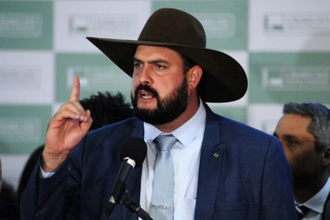 Deputado Zé Trovão durante entrevista