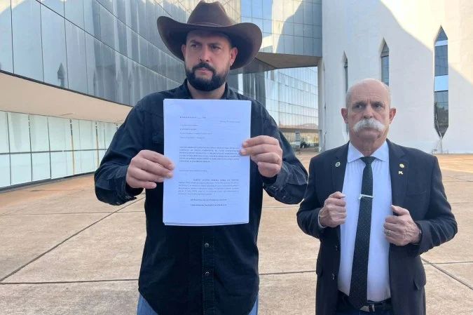 Zé Trovão em frente ao STF durante coletiva