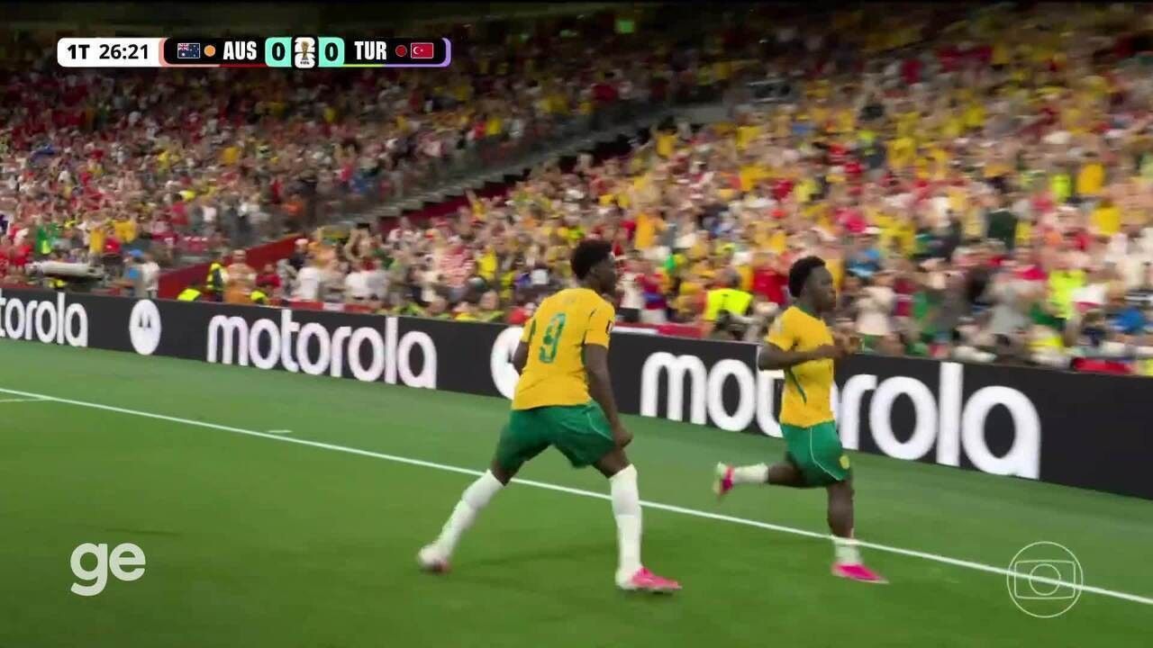 Patrick Beach defendendo bola na partida Austrália x Turquia