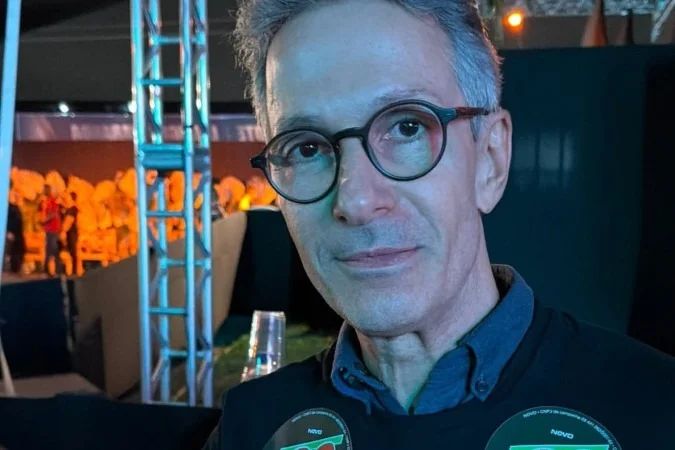 Romeu Zema caminhando na avenida Paulista em frente ao MASP