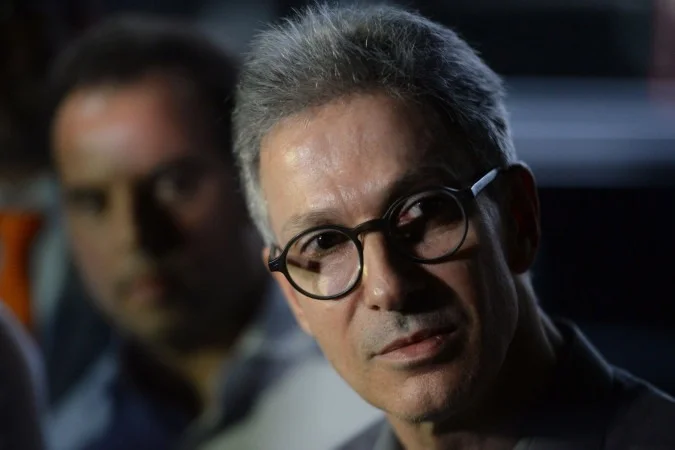 Romeu Zema gravando vídeo nas redes sociais