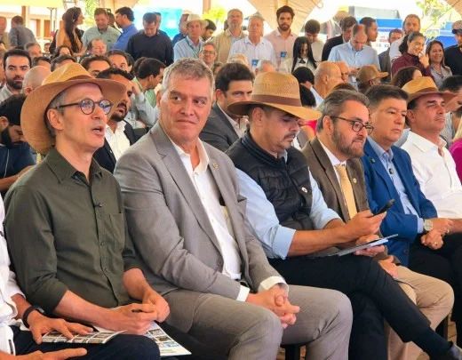 Romeu Zema em coletiva na Megaleite
