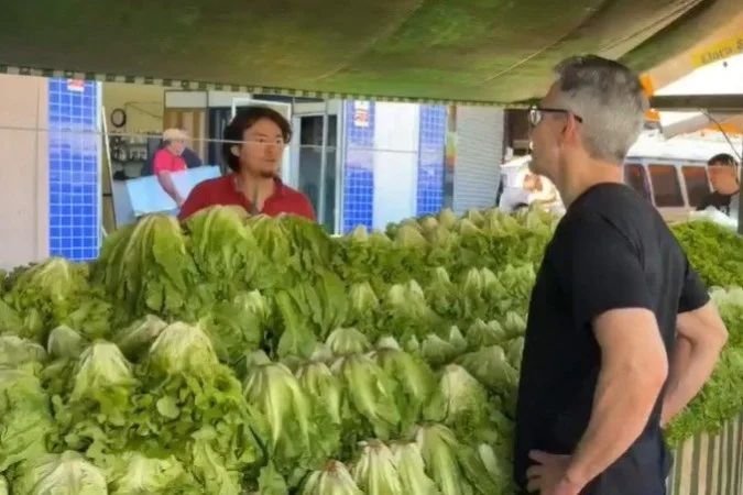 Romeu Zema cumprimenta feirante na Feira de Guaianases