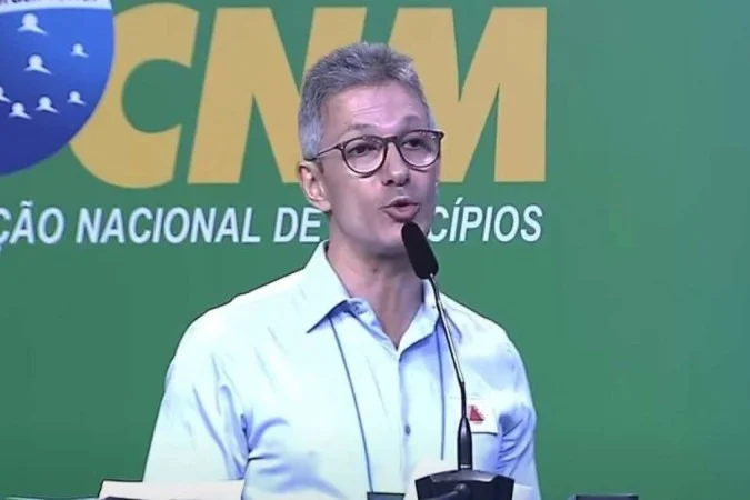 Zema e Flávio Bolsonaro brindam em vídeo gravado no Fórum da Liberdade