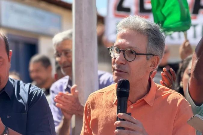 Romeu Zema acena para apoiadores durante lançamento de campanha em Montes Claros