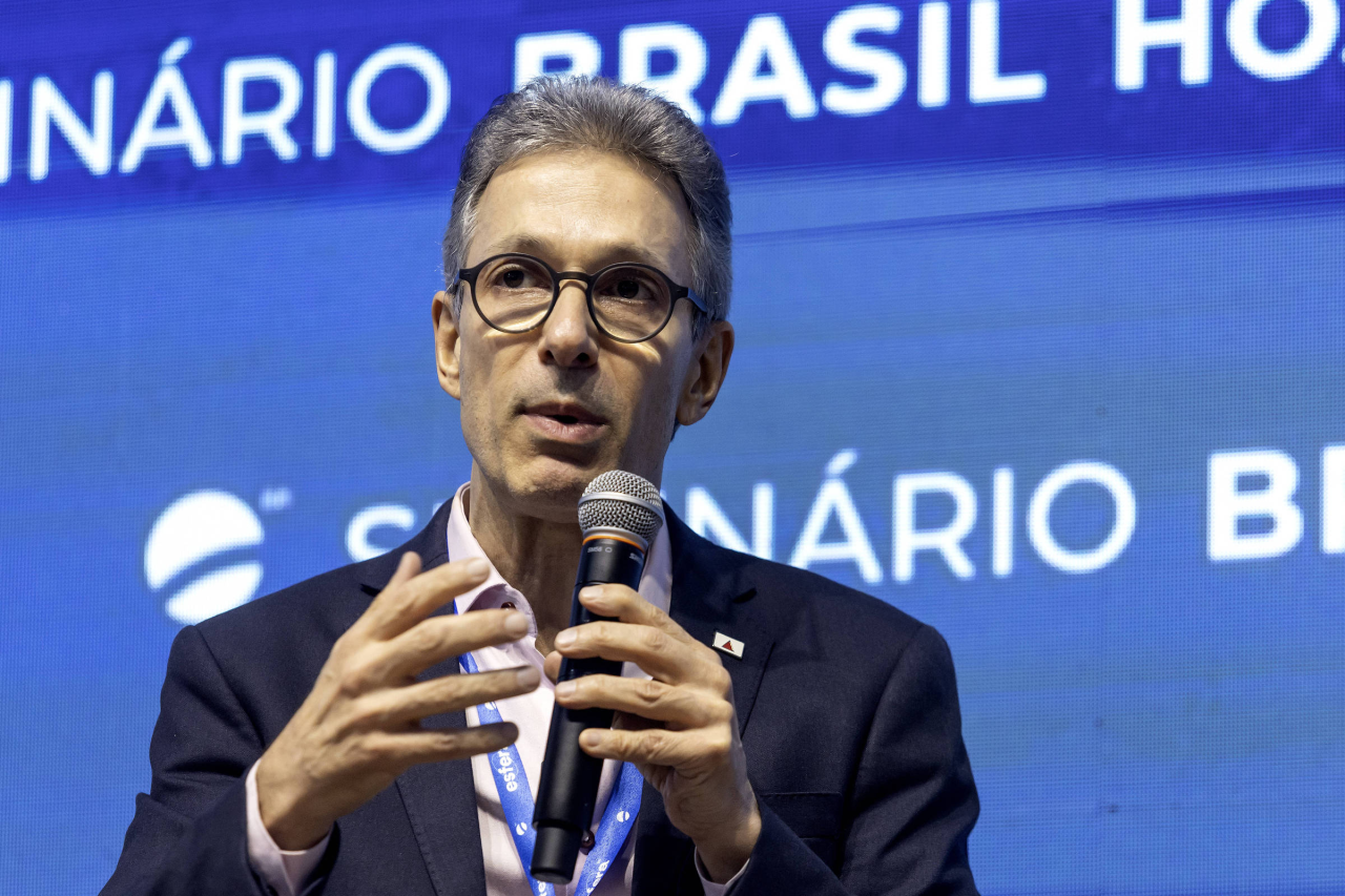 Romeu Zema discursando na Associação Comercial de São Paulo