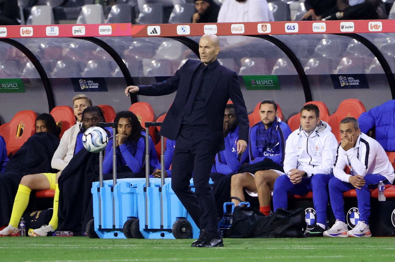 Zidane chutando bola na beira do campo após gol de Olise