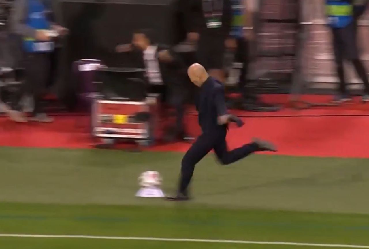 Zidane chutando bola na beira do campo durante comemoração