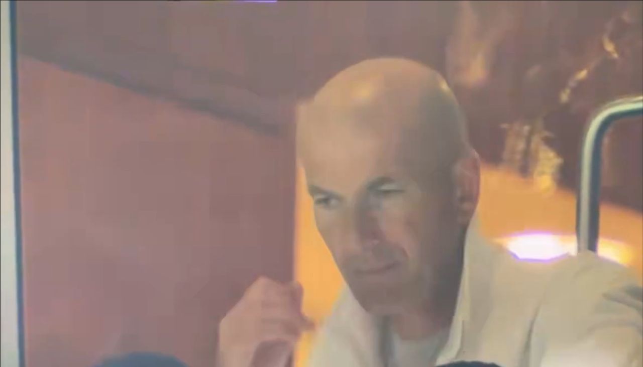 Zinedine Zidane nas arquibancadas reagindo a gol de Messi