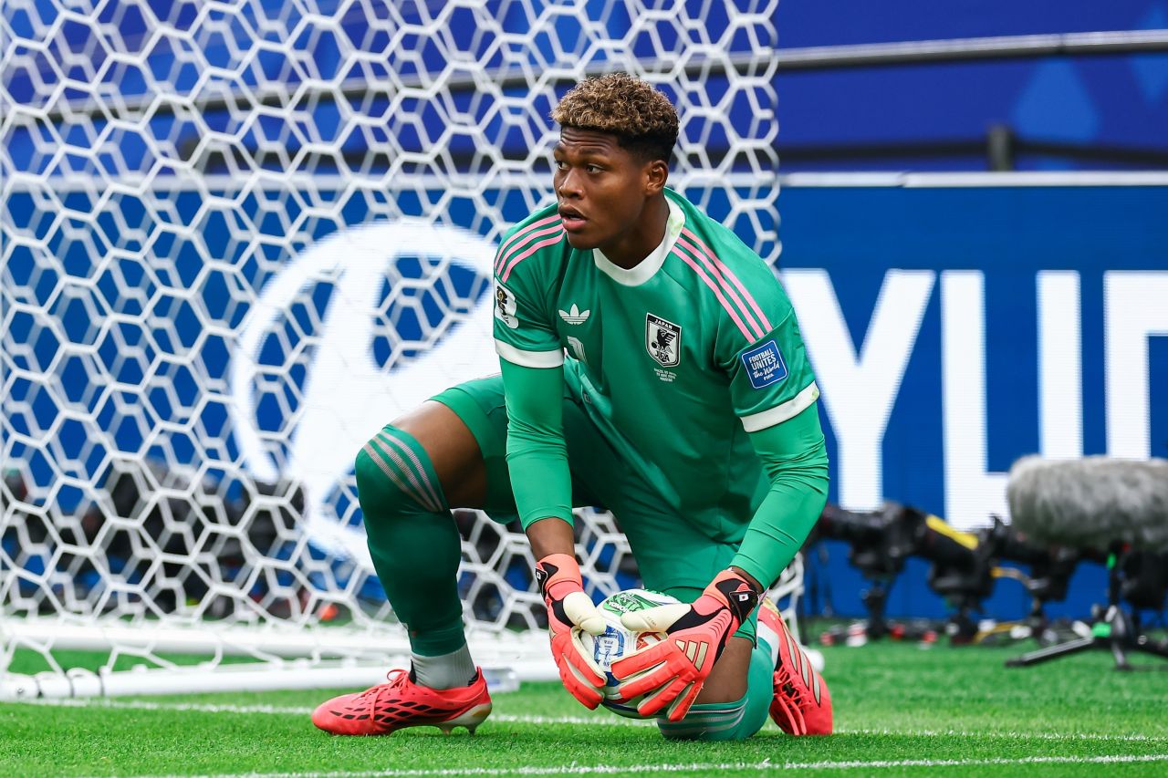Zion Suzuki em ação pela seleção do Japão