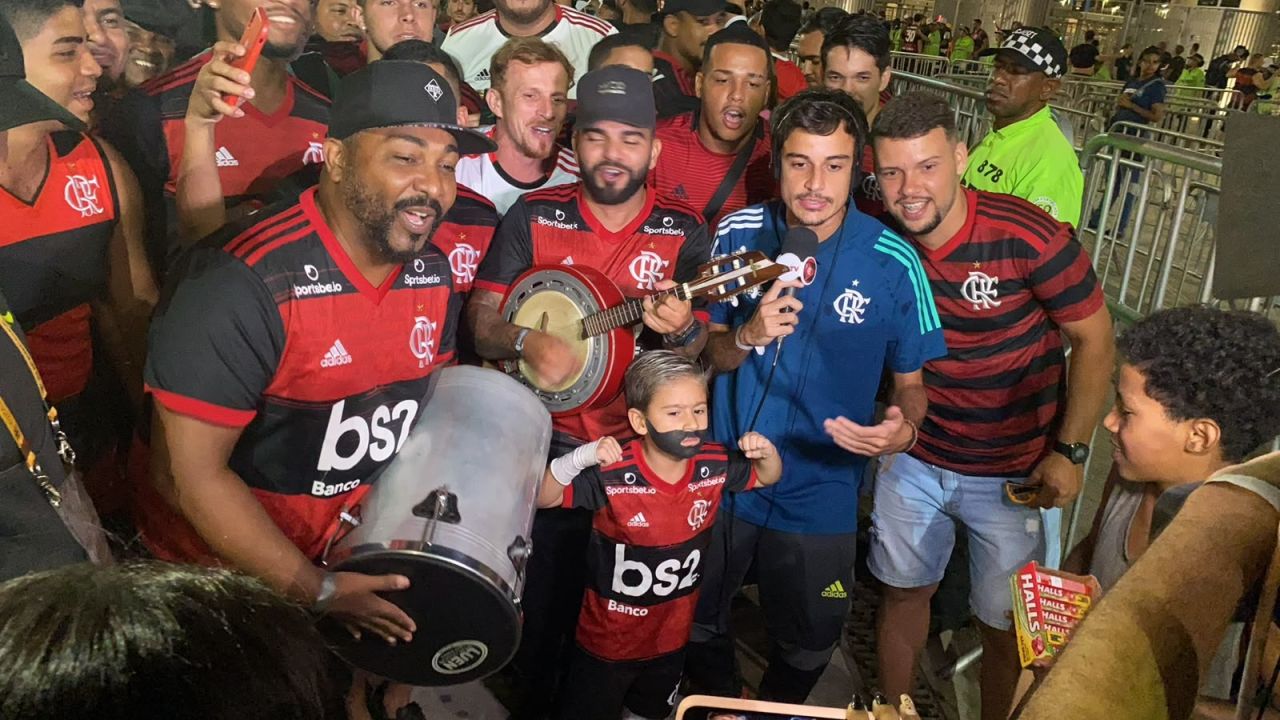Garoto comemorando gol no Maracanã