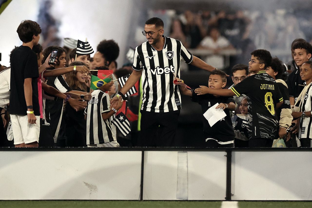 Ziyech durante apresentação no estádio Nilton Santos