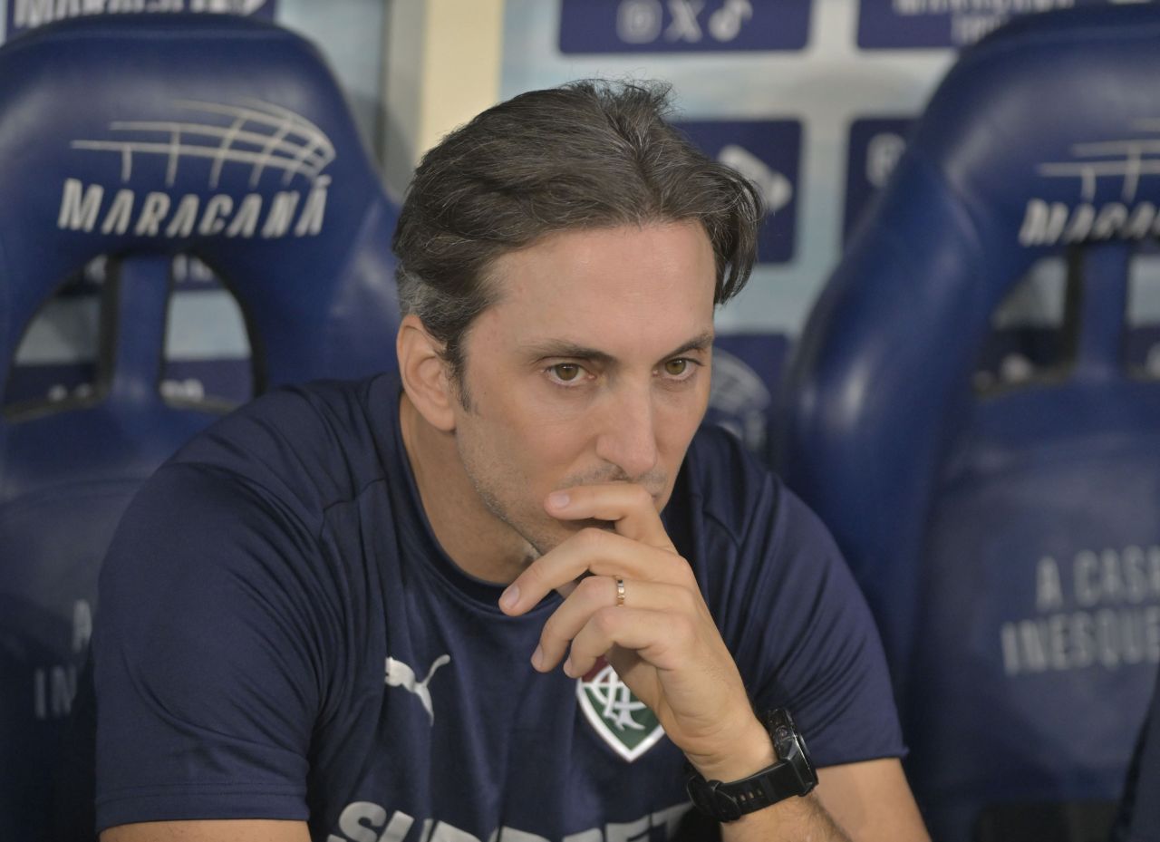 Zubeldía no banco durante Vasco x Fluminense no Maracanã