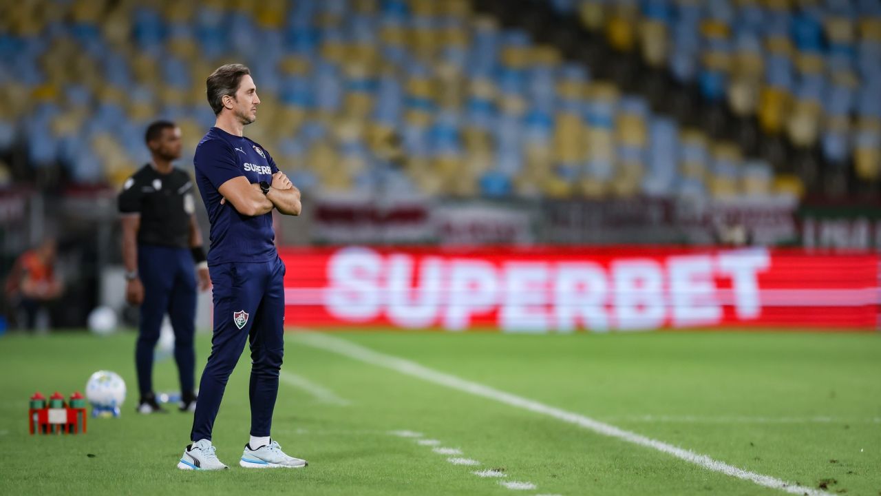 Luís Zubeldía no banco durante Fluminense x Bahia