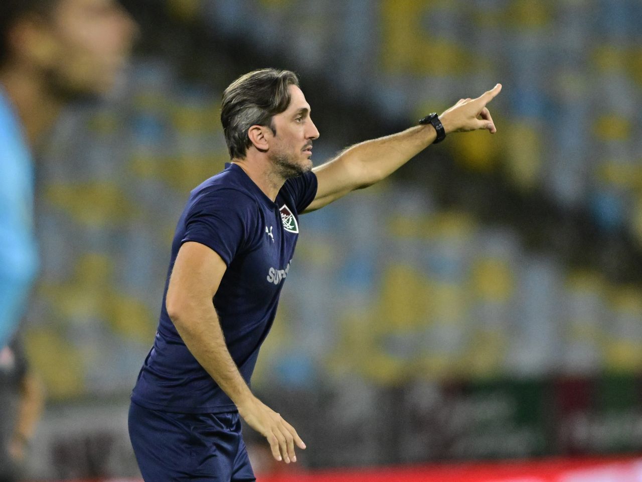 Zubeldía no banco do Fluminense durante partida no Maracanã