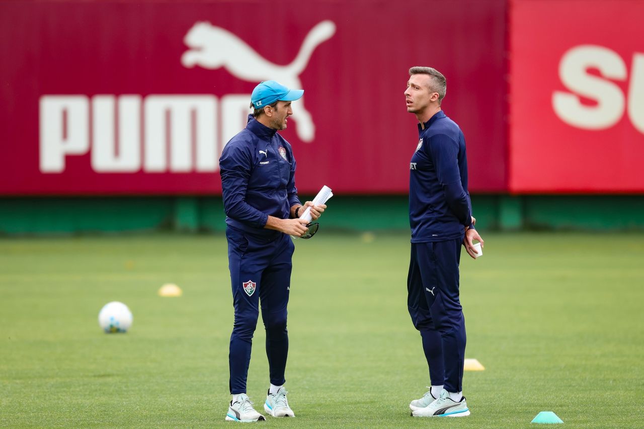 Zubeldía em treino do Fluminense antes do jogo
