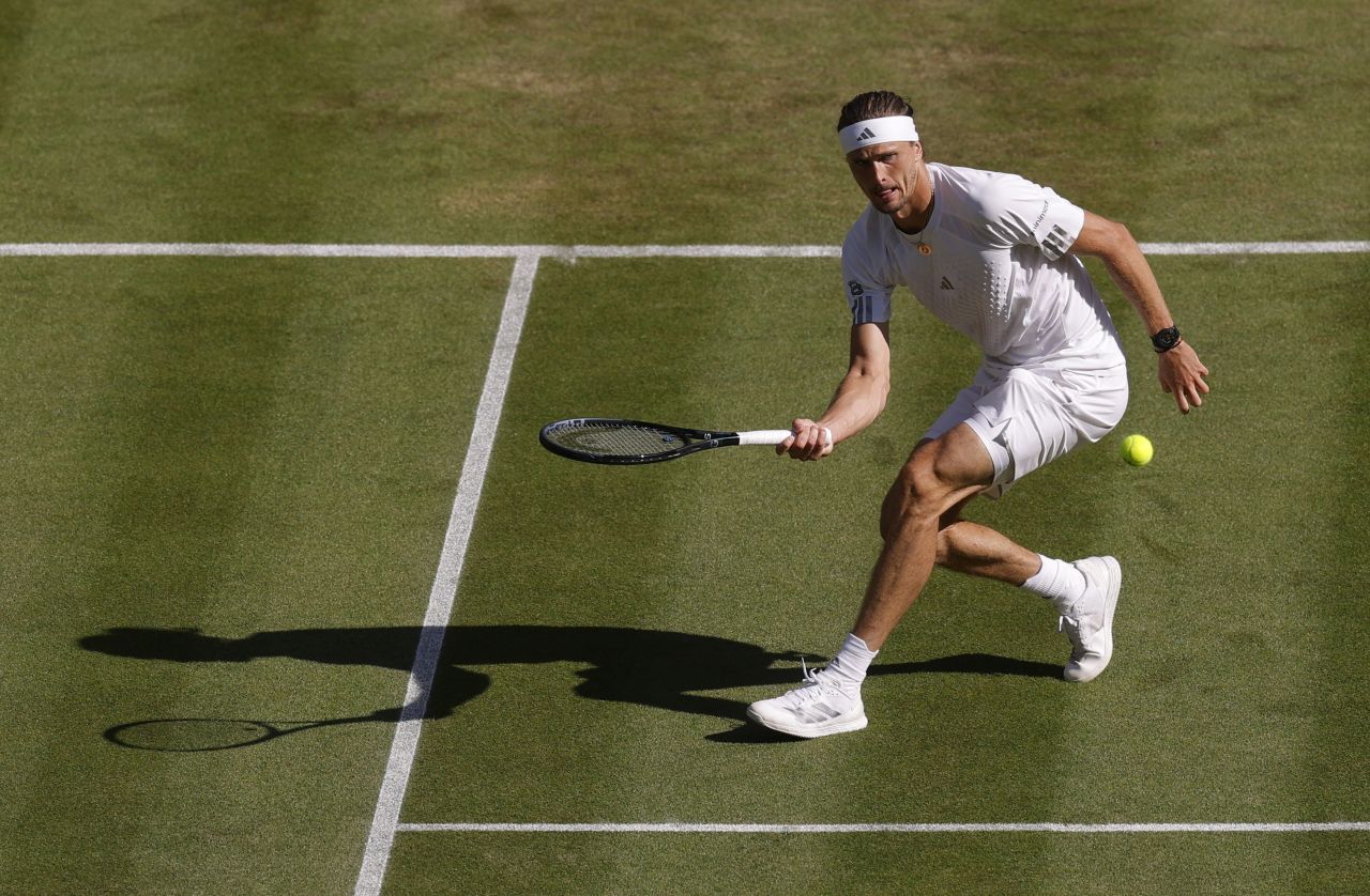 Alexander Zverev em quadra durante Wimbledon
