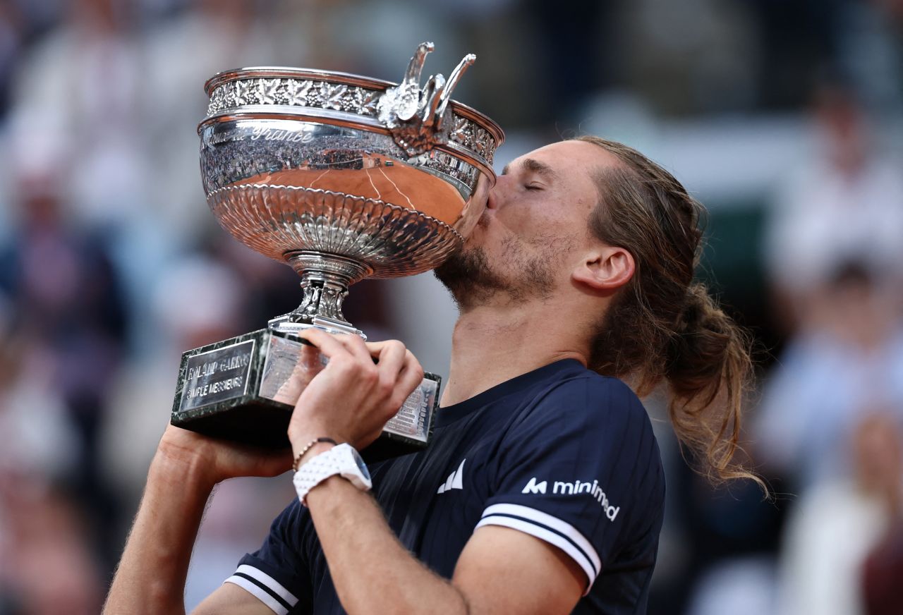 Alexander Zverev erguendo o troféu de Roland Garros