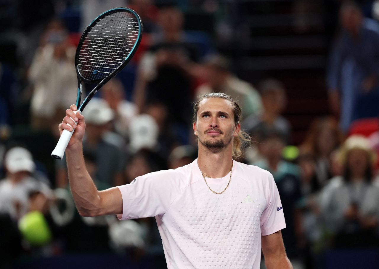 Alexander Zverev em ação na partida de Xangai